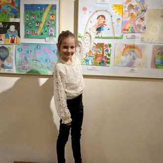 Uczennica pokazuje swoją pracę