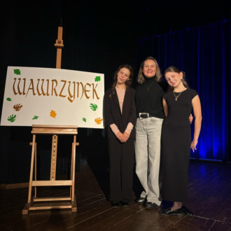 Uczennice z nauczycielką pozują do zdjęcia