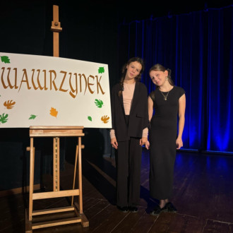 nagrodzone uczennice pozują do zdjęcia