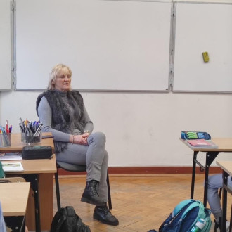 Pani wicedyrektor podczas rozmowy z uczniami klasy czwartej