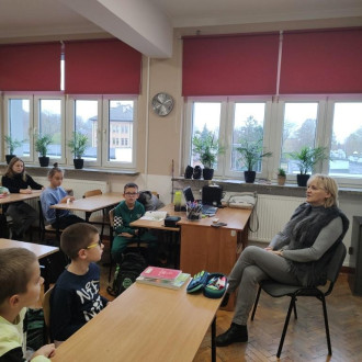 Pani wicedyrektor z uczniami klasy czwartej,