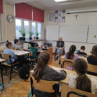 Uczniowie klasy czwartej i pani wicedyrektor podczas wywiadu