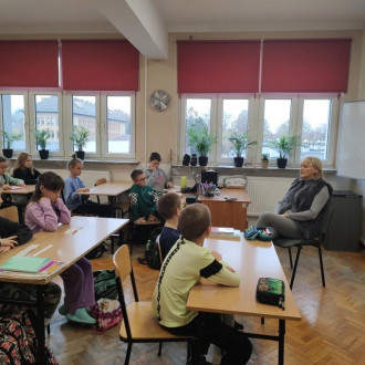 Uczniowie klasy czwartej podczas wywiadu z panią dyrektor