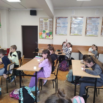 Uczniowie klasy czwartej podczas wywiadu z panią wicedyrektor