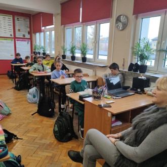 Uczniowie klasy czwartej z zaproszoną na wywiad panią wicedyrektor