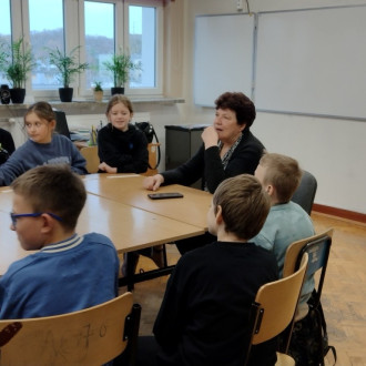 Uczniowie i pani dyrektor Anna Korczewska podczas wywiadu