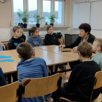 Uczniowie klasy czwartej podczas wywiadu z panią dyrektor (1)