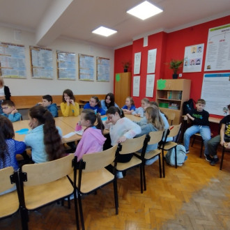 Uczniowie klasy czwartej podczas wywiadu z panią Korczewską
