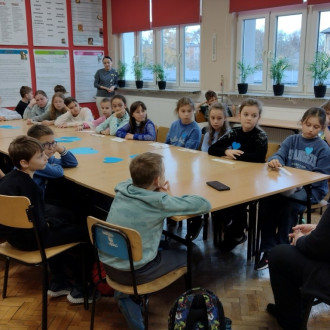 Uczniowie podczas wywiadu z panią dyrektor Anną Korczewską