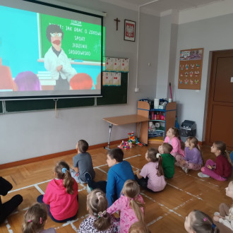 Dzieci oglądają animacje