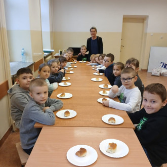 Dzieci jedzą upieczone pierniczki