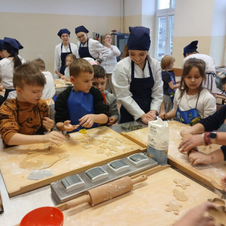 dzieci przygotowują pierniczki