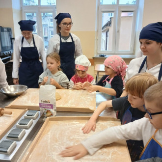 dzieci przygotowują pierniczki