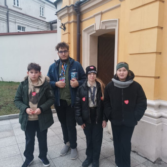 Wolontariusze przed kościołem Dominikanów