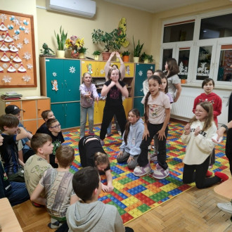 Czwartoklasiści podczas zabawy w kalambury