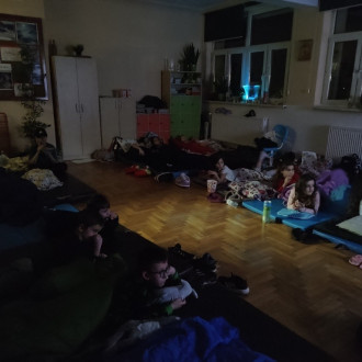 Uczniowie podczas oglądania filmu na szkolnym nocowaniu