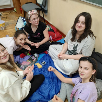 Uśmiechnięte uczennice podczas robienia ozdób