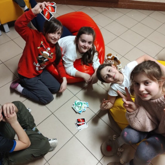 Uśmiechnięte uczennice podczas wspólnej zabawy
